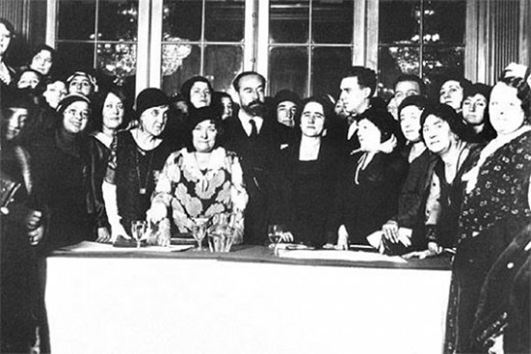 Figura 1. Clara Campoamor en un acto de homenaje por la concesión del voto femenino en la Asociación Nacional de Mujeres Españolas (ANME), junto al ministro Fernando de los Ríos y la presidenta de la ANME, Benita Asas Manterola.